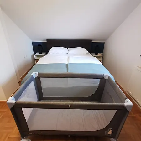 House Zarja - With Sauna And Hot Tub Дом отдыха Bizeljsko